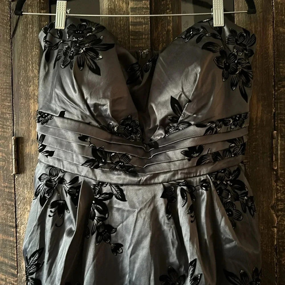 Snap Gray w/ black velvety & silver sparkle Strapless dress 22W EUC w/
Pockets! - Picture 2 of 5